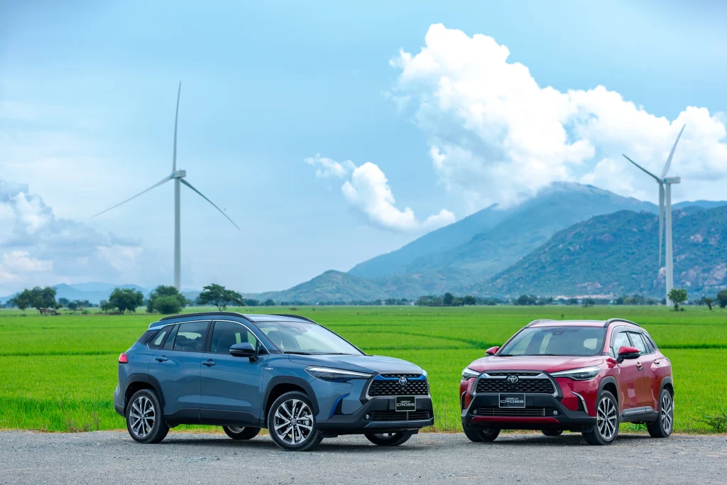 xe Toyota Corolla Cross 2024 màu xanh xám và màu đỏ