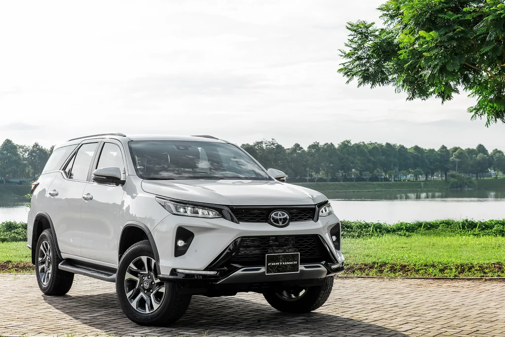 hông xe Fortuner 2024 màu trắng