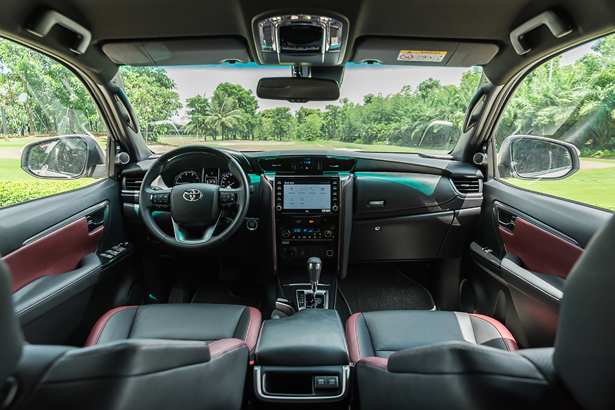 Khoang ghế lái trước Toyota Fortuner 2023