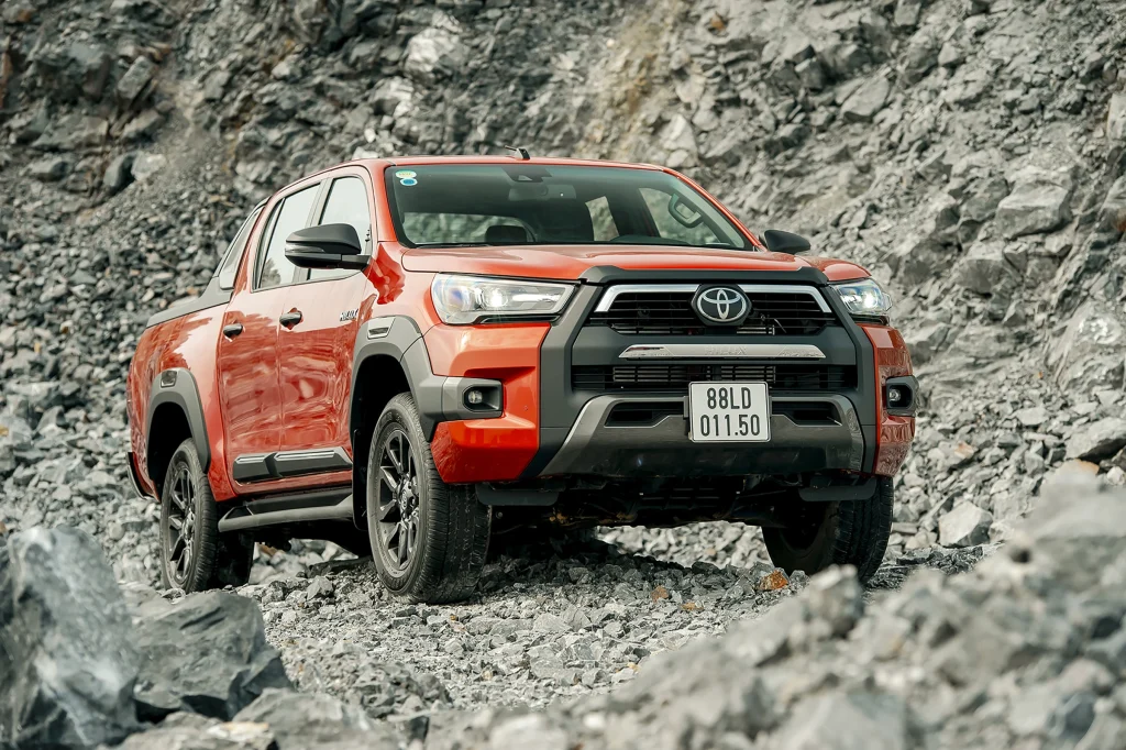 Toyota Hilux 2023 màu cam