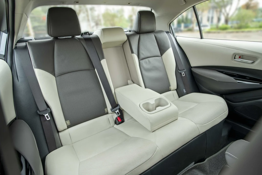 nội thất ghế sau màu trắng xe Toyota Corolla Altis 2024