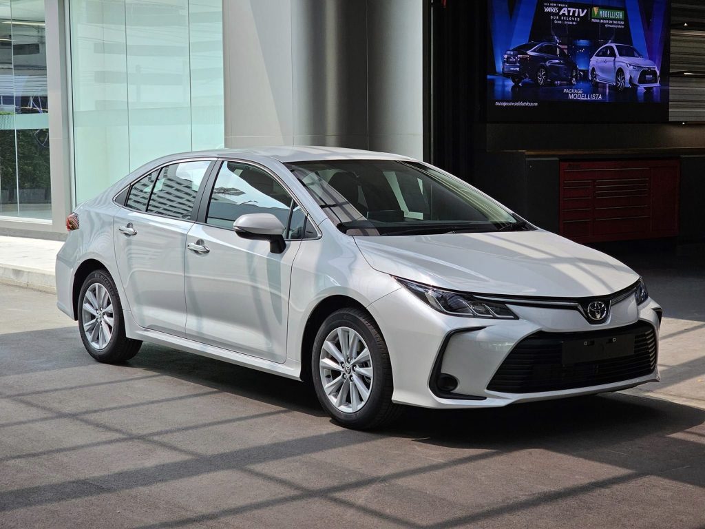 xe Toyota Corolla Altis 2024 màu trắng ngọc trai