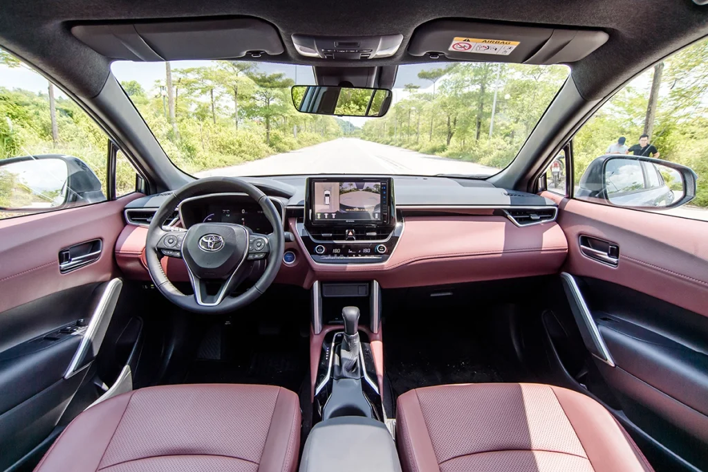 nội thất ghế lái Corolla Cross Hybrid 2024