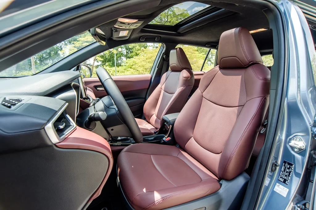 nội thất màu đỏ xe Toyota Corolla Cross 2024