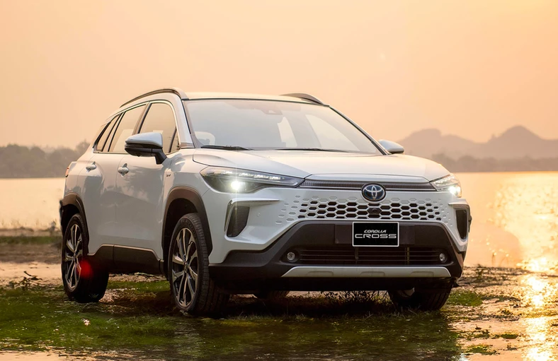 xe Toyota Cross bản HEV màu trắng ngọc trai