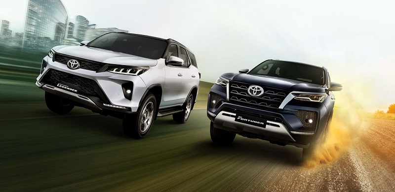 xe Fortuner Legender 2022 màu trắng và màu đen