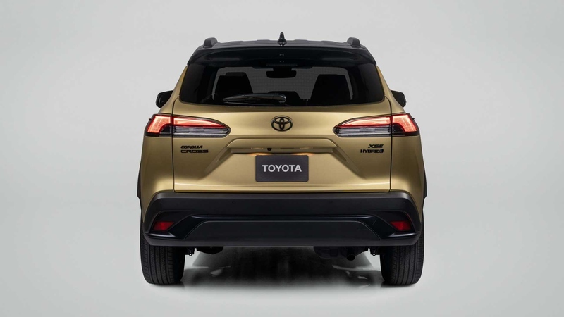 đuôi xe Toyota Corolla Cross 2023 màu nâu vàng