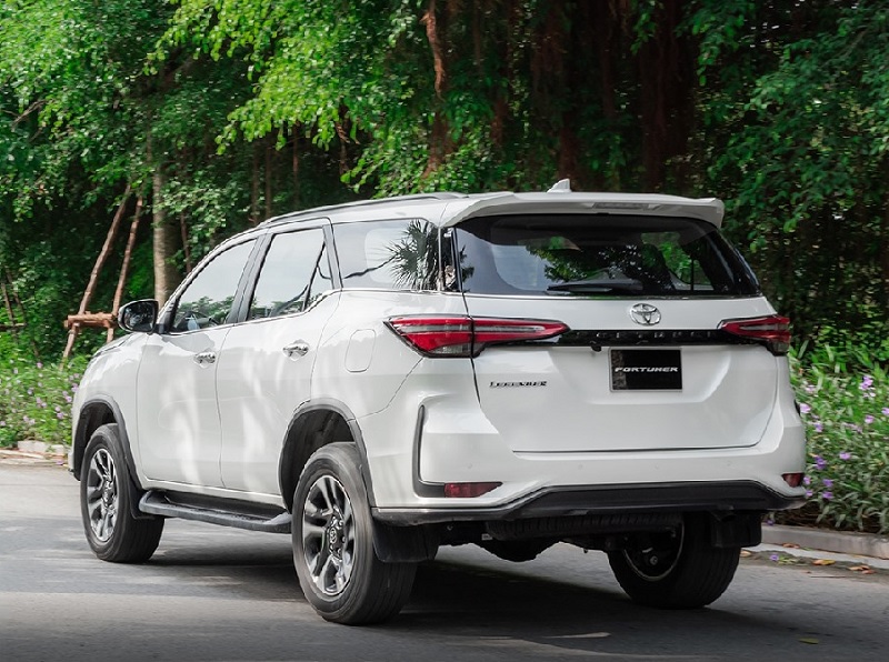 đuôi xe Fortuner Legender 2022 màu trắng