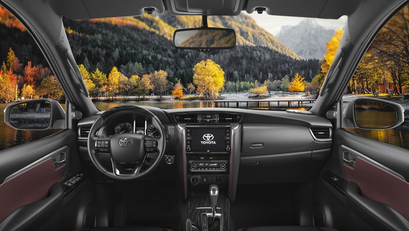 nội thất ghế lái trong xe Fortuner Legender 2022