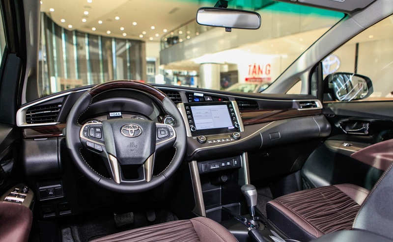nội thất xe Innova G 2022 màu đỏ