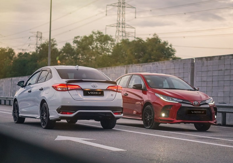 2 xe Toyota Vios GRS 2023 màu trắng và màu đỏ