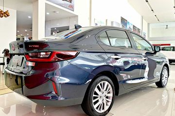 đuôi xe Honda City màu xanh đen