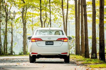 đuôi xe Vios 2023 màu trắng