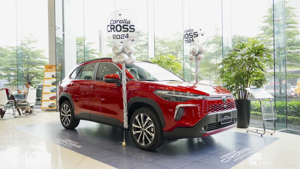 lễ bàn giao xe Corolla Cross 2025 màu đỏ