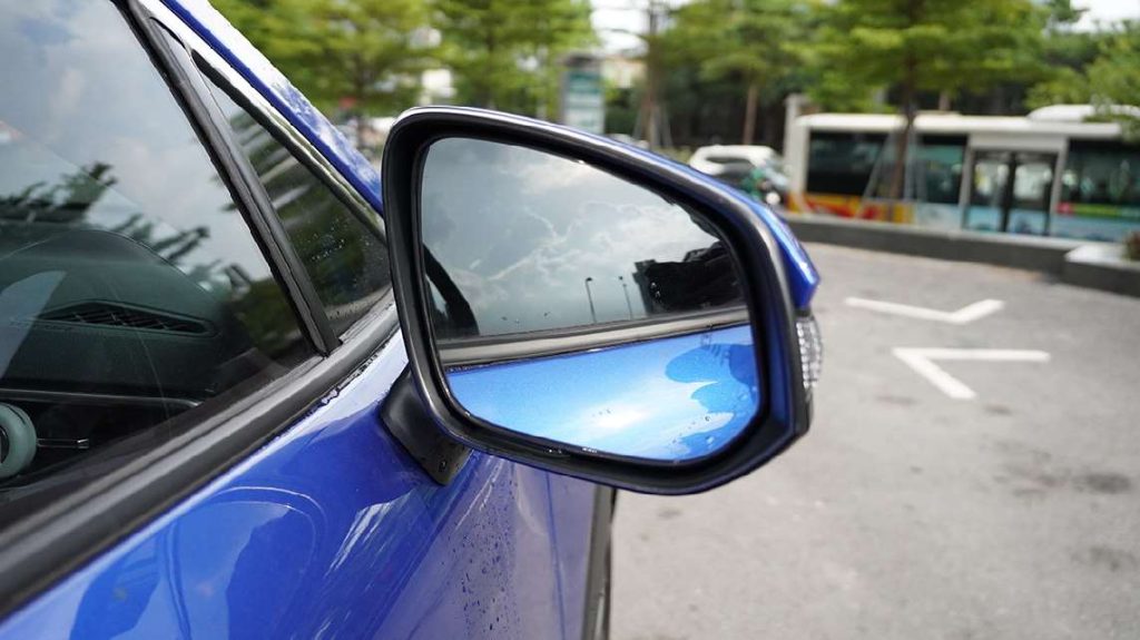 gương chiếu hậu xe Corolla Cross 2023 màu xanh