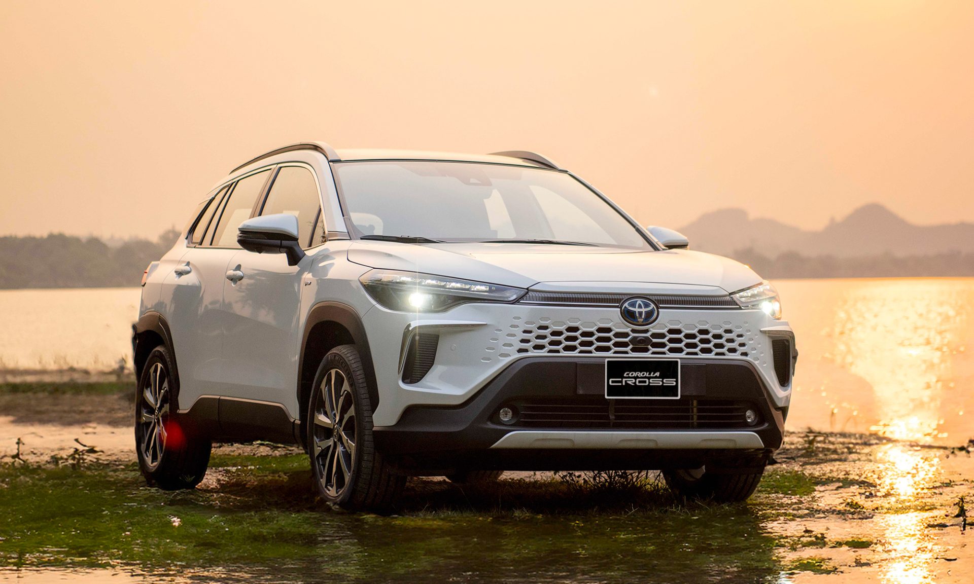Xe Corolla Cross trắng