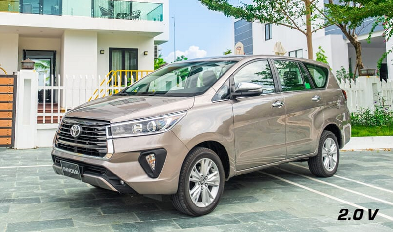 Xe Toyota Innova 2022 màu đồng