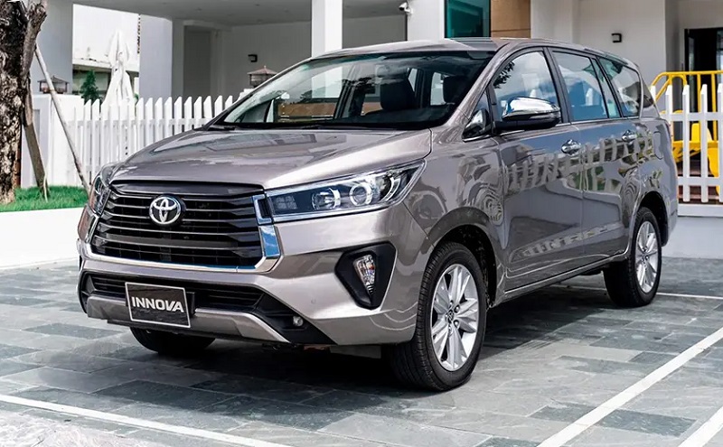 Xe Innova 2022 màu tím bạc