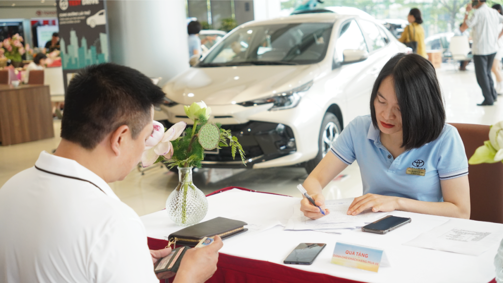 khách ký hợp đồng Mua Toyota Vios trả góp, hướng dẫn chi tiết và ưu đãi mới nhất 2025