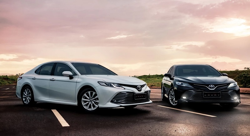 xe Camry 2023 2.0G màu trắng và màu đen