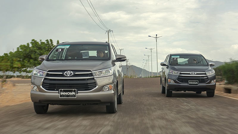 xe Innova E và Innova G 2022 màu đồng và màu đen