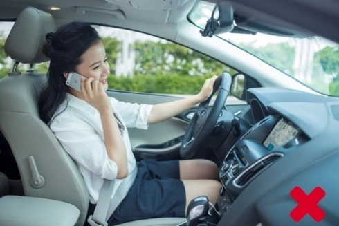 không vừa lái xe và không vừa nghe điện thoại
