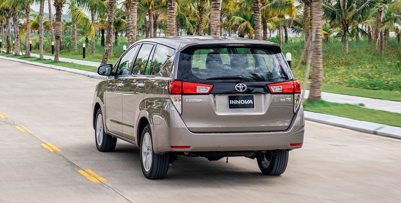 Đuôi xe Toyota Innova 2022 màu đồng