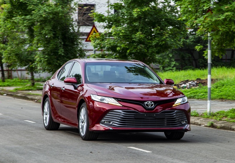 xe Toyota Camry 2.5Q 2023 màu đỏ
