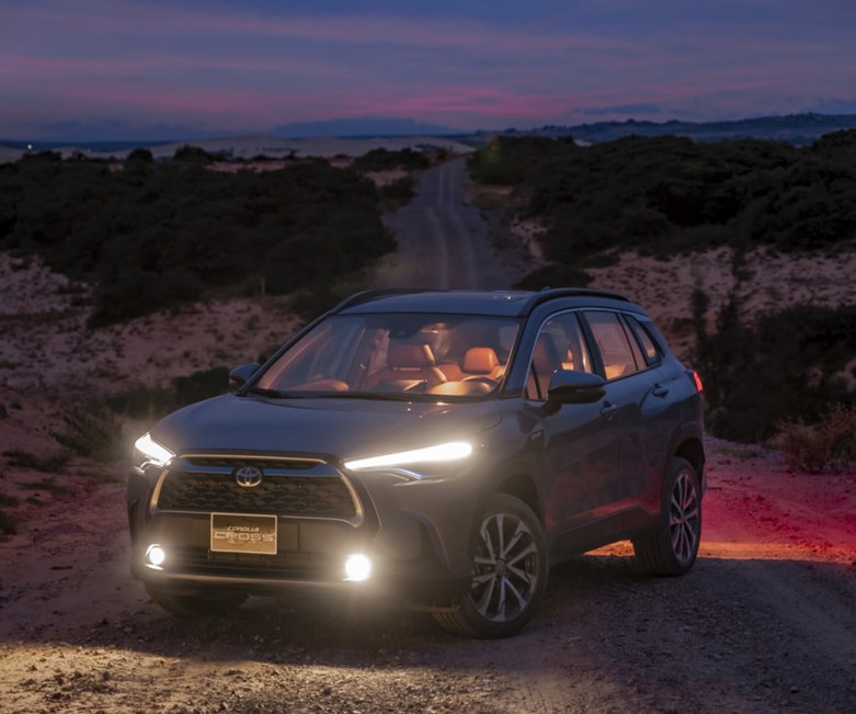 đèn xe Toyota Cross 2023 1.8G màu xanh xám vào buổi tối