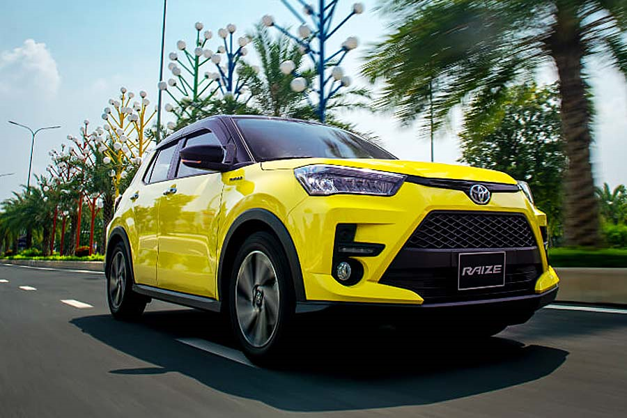 Xe Toyota Raize màu vàng di chuyển trên đường