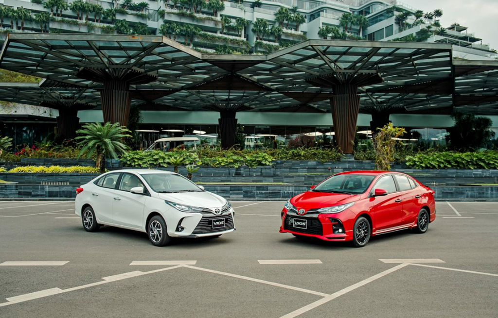 xe Vios 2023 màu trắng và màu đỏ