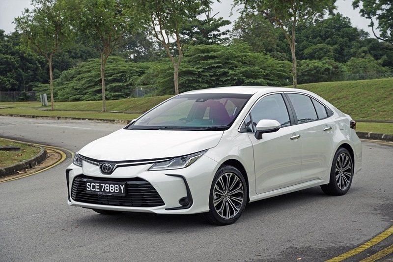 xe Altis 2023 màu trắng ngọc trai